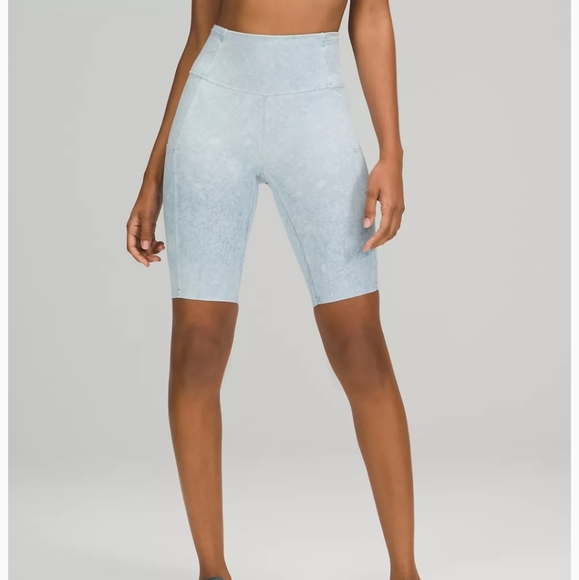 Lulu BNWT Fast and Free High Rise Short 10" size 8
